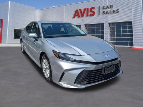 Used 2025 Toyota Camry LE image 3