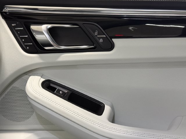 Certified 2026 Porsche Macan Turbo AWD/4WD image 40