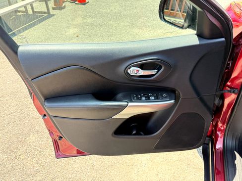 Used 2019 Jeep Cherokee Latitude Plus w/ Comfort/Convenience Group image 17