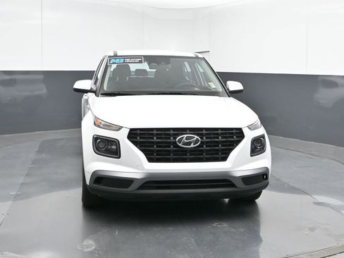 Certified 2025 Hyundai Venue SE image 8