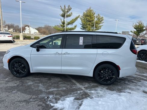 New 2026 Chrysler Pacifica Select image 19