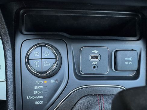 Used 2019 Jeep Cherokee Trailhawk AWD/4WD image 19