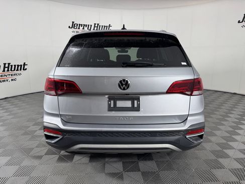 Used 2024 Volkswagen Taos SE w/ Panoramic Sunroof Package FWD image 8