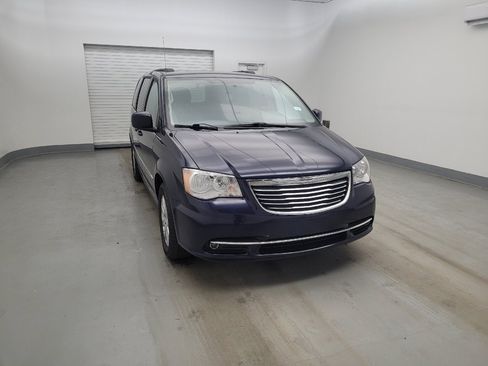 Used 2016 Chrysler Town & Country Touring FWD image 14