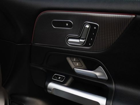 Used 2020 Mercedes-Benz GLB 250 4MATIC image 39