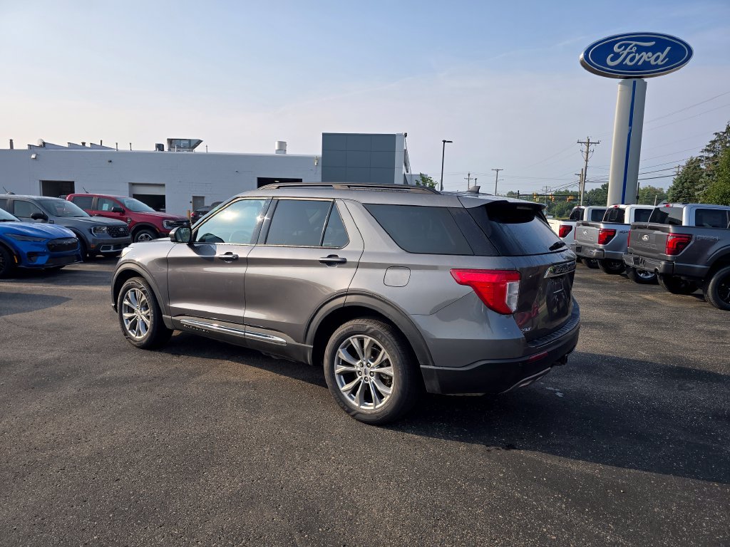 Certified 2023 Ford Explorer XLT w/ Equipment Group 202A AWD/4WD image 3
