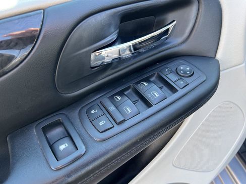 Used 2018 Dodge Grand Caravan SE w/ UConnect Hands-Free Group image 12