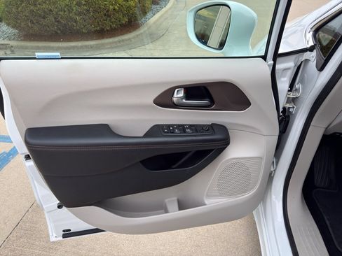 Used 2018 Chrysler Pacifica Touring Plus image 11