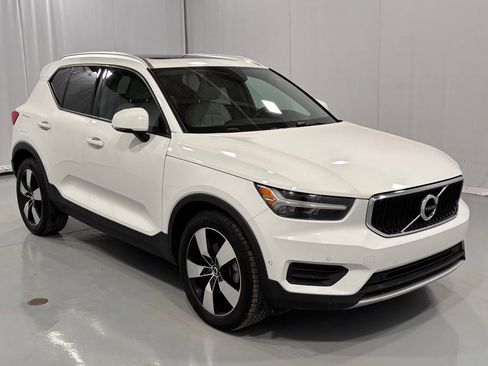 Used 2019 Volvo XC40 T5 Momentum image 3
