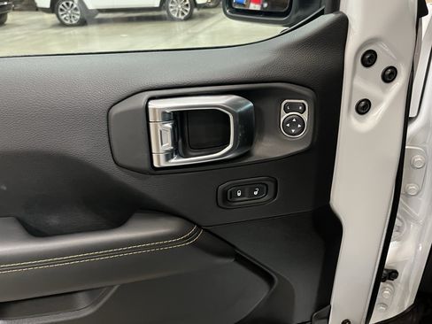 Certified 2025 Jeep Gladiator Sport AWD/4WD image 18