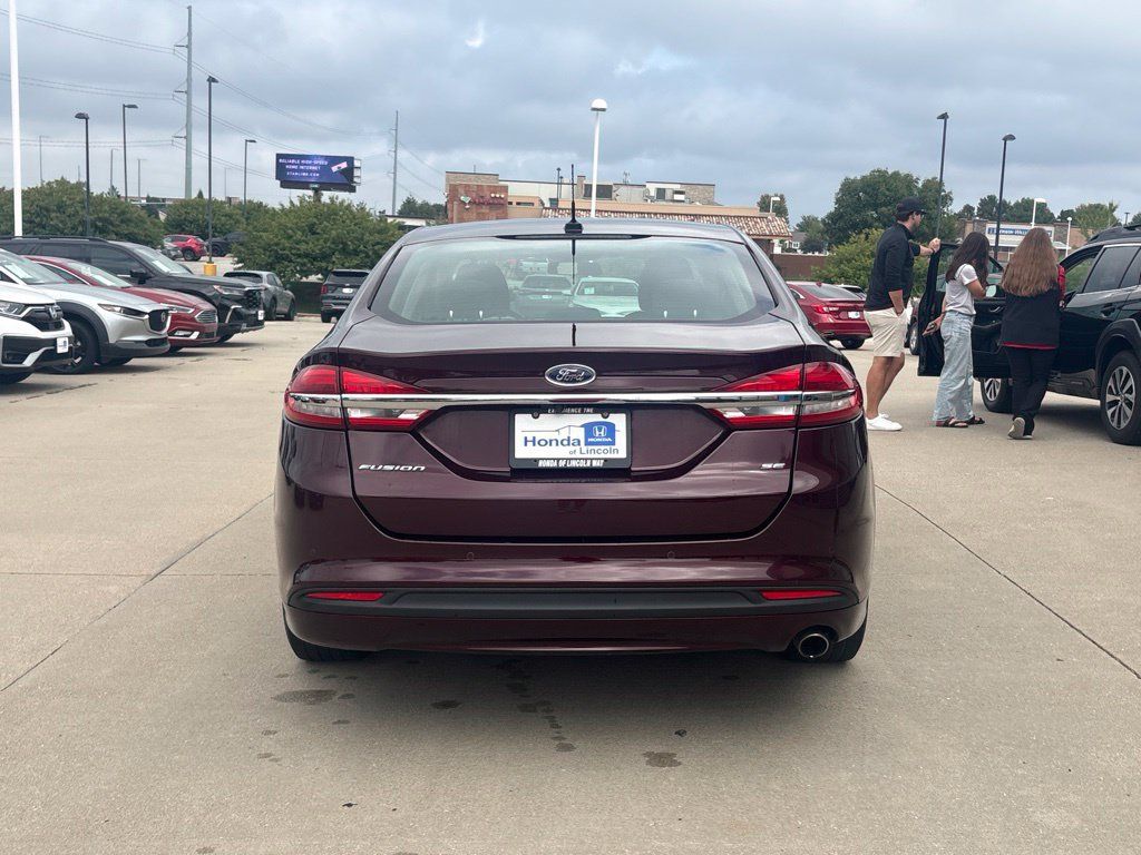 Used 2017 Ford Fusion SE w/ Fusion SE Technology Package FWD image 6