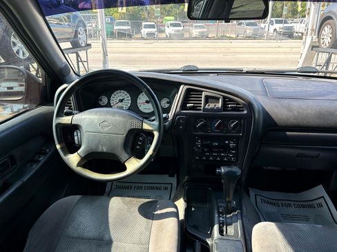 Used 2001 Nissan Pathfinder SE image 16