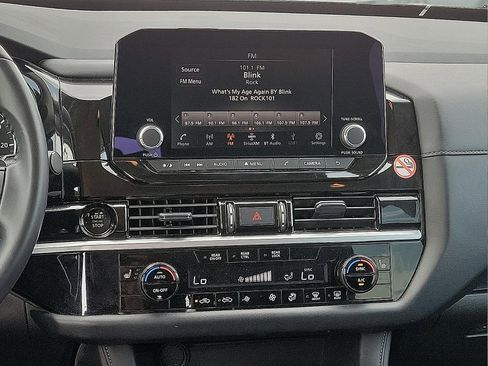 Used 2025 Nissan Pathfinder SV image 10