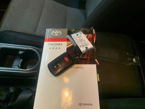 Used 2020 Toyota Tacoma TRD Sport AWD/4WD image 9