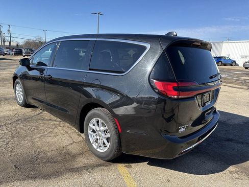 Used 2023 Chrysler Pacifica Touring-L image 3