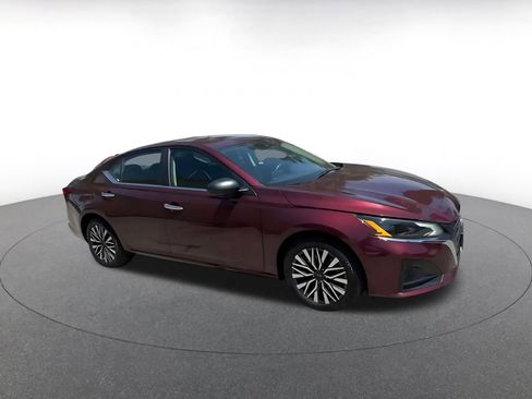 Used 2025 Nissan Altima 2.5 SV FWD image 2