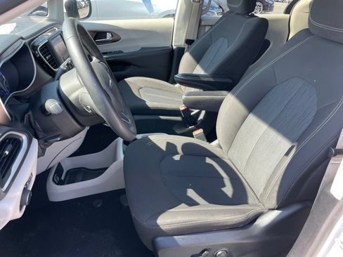 Used 2023 Chrysler Voyager LX FWD image 6