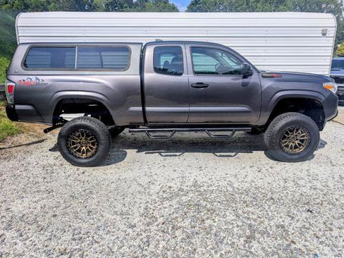Used 2017 Toyota Tacoma SR AWD/4WD image 2