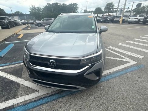Certified 2023 Volkswagen Taos SE FWD image 5