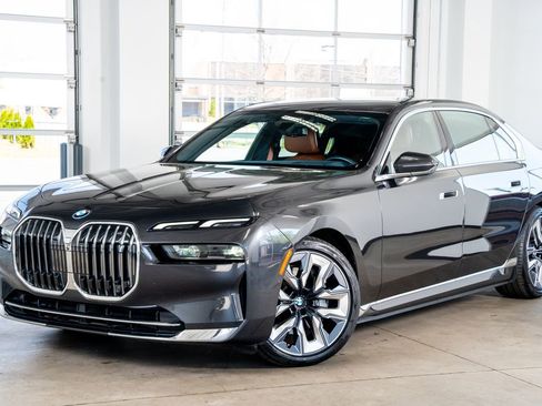 Used 2024 BMW i7 xDrive60 image 2