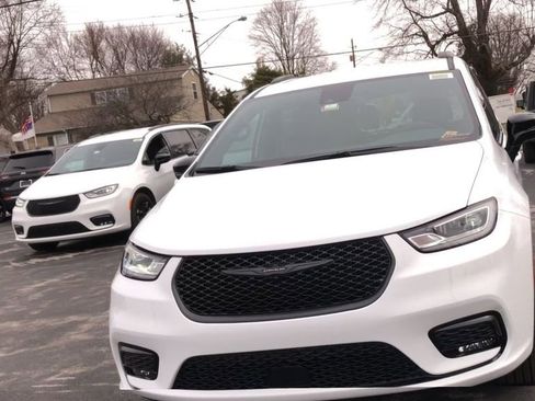 New 2026 Chrysler Pacifica Select w/ S Appearance Package AWD/4WD image 3