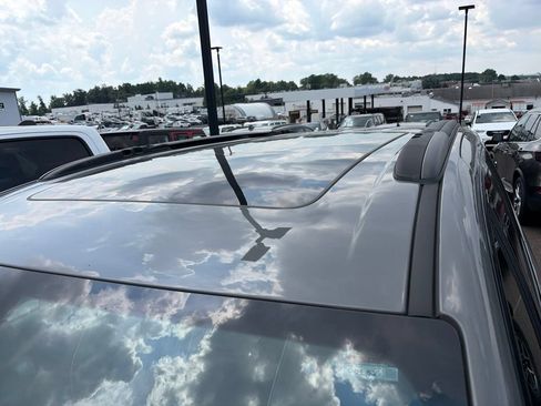Used 2025 Chrysler Pacifica Limited FWD image 6