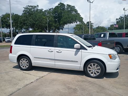Used 2016 Chrysler Town & Country Touring FWD image 11