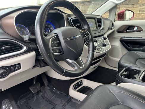 Used 2018 Chrysler Pacifica Touring-L image 11