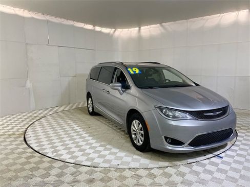 Used 2019 Chrysler Pacifica Touring-L image 1