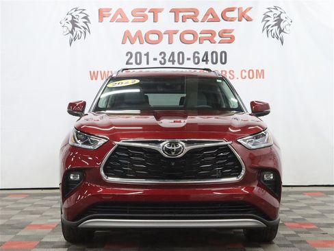 Used 2022 Toyota Highlander Platinum AWD/4WD image 2