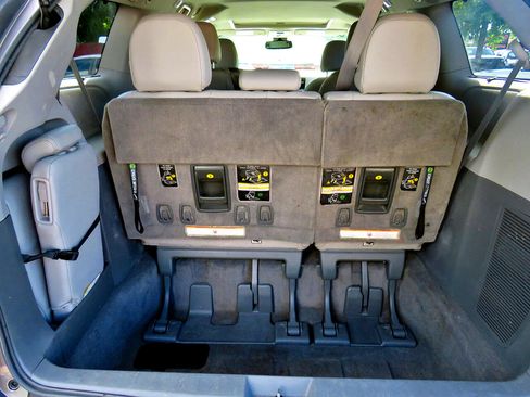 Used 2018 Toyota Sienna XLE image 29