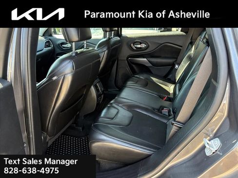 Used 2019 Jeep Cherokee Latitude Plus w/ Comfort/Convenience Group AWD/4WD image 20