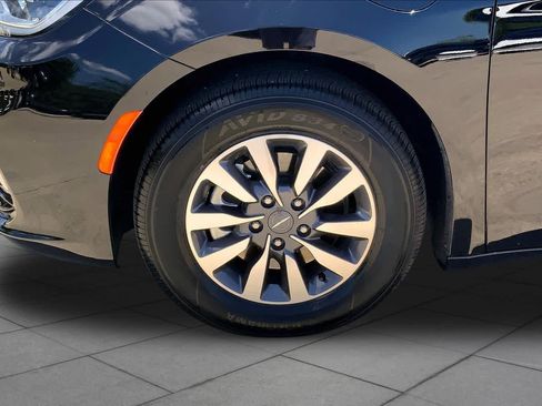 Used 2025 Chrysler Pacifica Select FWD image 11