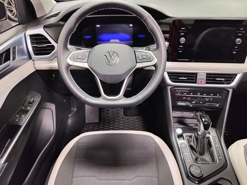 Used 2025 Volkswagen Taos SE image 18