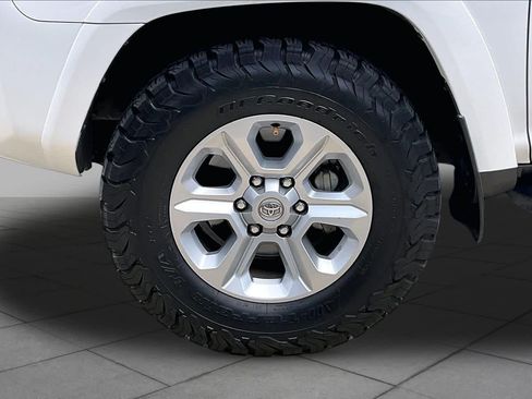 Used 2022 Toyota 4Runner SR5 Premium w/ Moonroof Package AWD/4WD image 11