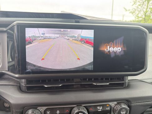 Used 2025 Jeep Wrangler Unlimited Sahara AWD/4WD image 4