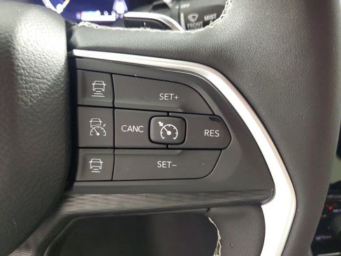 Used 2025 Jeep Grand Cherokee Laredo X image 24