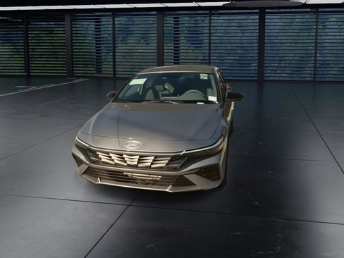 Used 2026 Hyundai Elantra Sport image 5