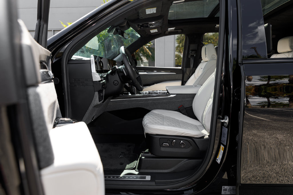 Used 2025 Cadillac Escalade ESV V AWD/4WD image 24