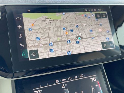 Used 2022 Audi e-tron Premium Plus w/ Premium Plus Package image 24