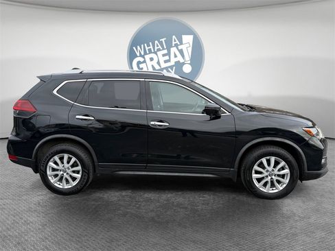 Used 2018 Nissan Rogue SV w/ Premium Package image 2