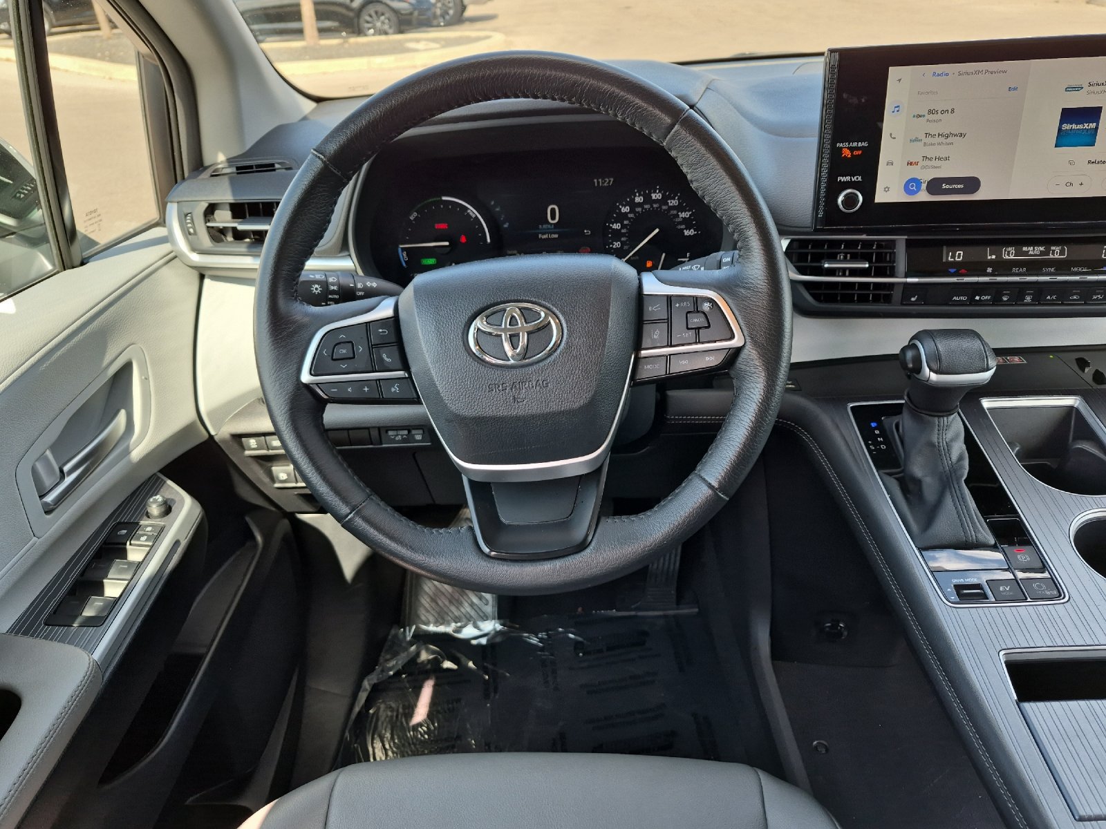 Used 2025 Toyota Sienna XLE FWD image 13