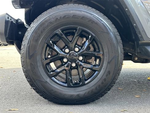 Used 2022 Jeep Gladiator Sport image 14