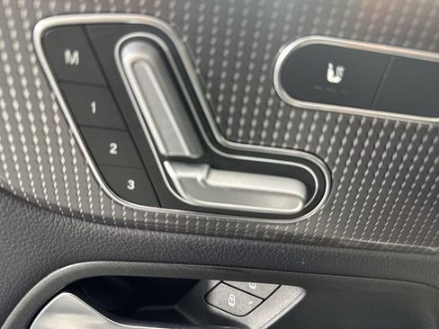 Used 2021 Mercedes-Benz GLB 250 4MATIC image 21