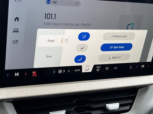 Used 2025 Ford Explorer Active w/ Active Comfort Package image 21