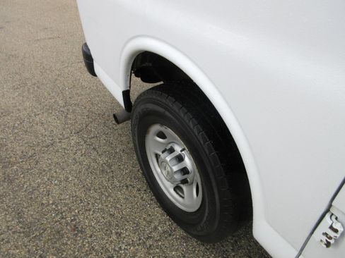 Used 2017 Chevrolet Express 2500 RWD image 19