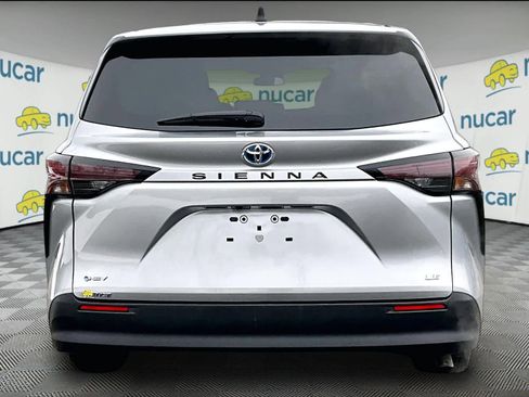 Used 2025 Toyota Sienna LE image 5