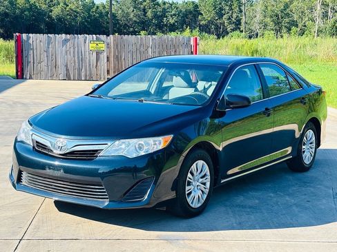 Used 2014 Toyota Camry LE image 2