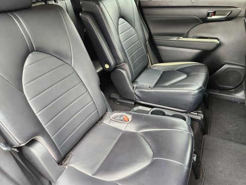 Used 2023 Toyota Highlander XLE AWD/4WD image 17