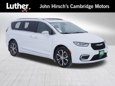Used 2022 Chrysler Pacifica Pinnacle image 1